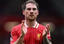 La estrella del Liverpool enfría el movimiento del Real Madrid después de que comenta el padre 10 Mac Allister applauds the crowd.