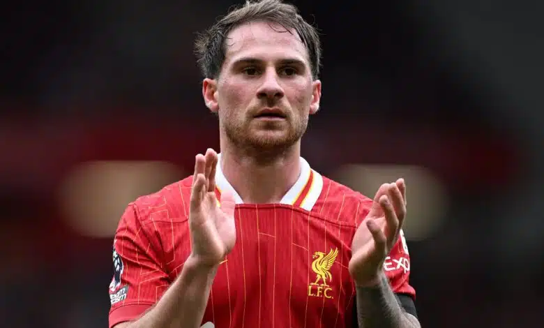 La estrella del Liverpool enfría el movimiento del Real Madrid después de que comenta el padre 1 Mac Allister applauds the crowd.