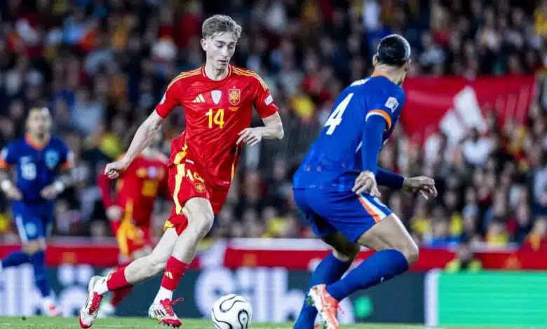 1 Huijsen slides a pass behind the Dutch defence