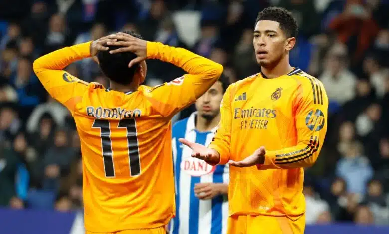 Xabi Alonso sobre el estado de forma de Rodrygo y el futuro de Enderico Felipe 1 Rodrygo hands on head as Bellingham asks question