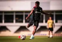 La salida del Barcelona en problemas mientras las conversaciones se estancan - 4 Ansu Fati strikes the ball in training.