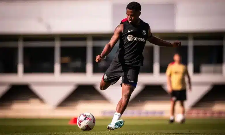 La salida del Barcelona en problemas mientras las conversaciones se estancan - 1 Ansu Fati strikes the ball in training.