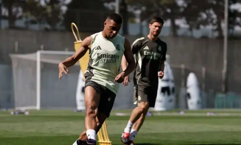 El Real Madrid sufre un duro golpe pese al alta hospitalaria de Kylian Mbappé 1 Mbappe trains under Xabi Alonso.