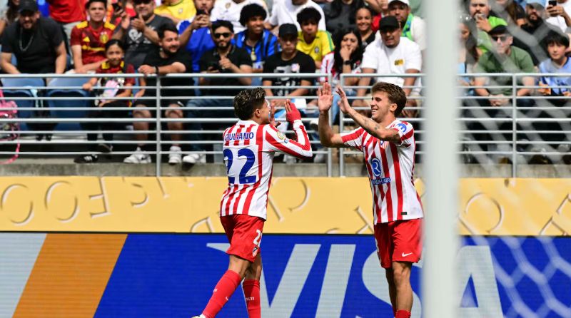 Lo que necesita el Atlético de Madrid para clasificarse del grupo del Mundial de Clubes 2 Giuliano Simeone celebra con Pablo Barrios.