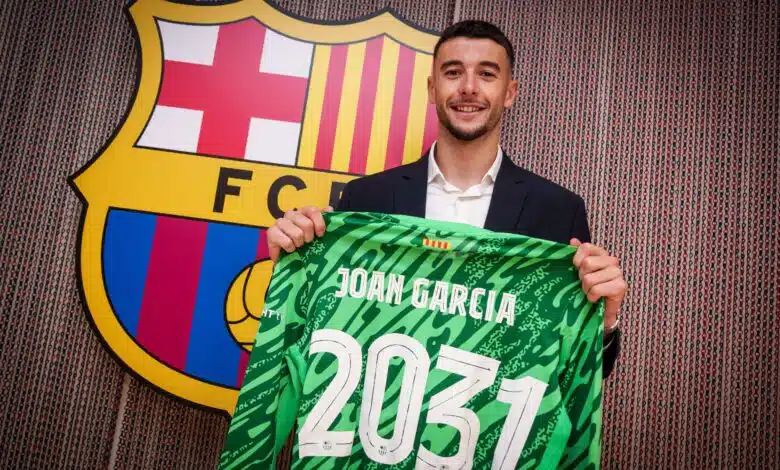 Primer texto e imagen - 1 Joan Garcia was presented as a Barcelona player last week.