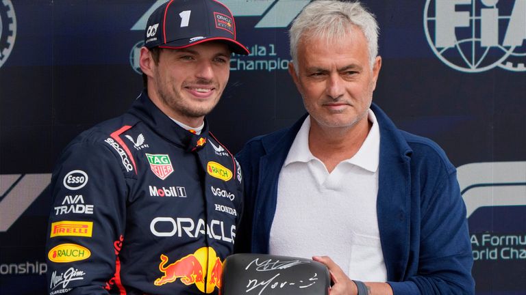 F1 2026: ¿Cuáles son las nuevas reglas, los cambios de motor y cómo se desarrollarán las carreras sin DRS? Noticias F1 6 José Mourinho presenta a Max Verstappen sus neumáticos Pirelli para la pole position del Gran Premio de Gran Bretaña