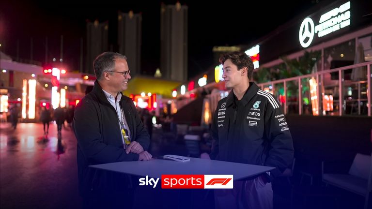 F1 2026: ¿Cuáles son las nuevas reglas, los cambios de motor y cómo se desarrollarán las carreras sin DRS? Noticias F1 5 Ted Kravitz habló con el piloto de Mercedes, George Russell, y ambos discutieron cómo ha ido la temporada hasta ahora, y Russell también comentó sobre la firma de un contrato de varios años con el equipo.