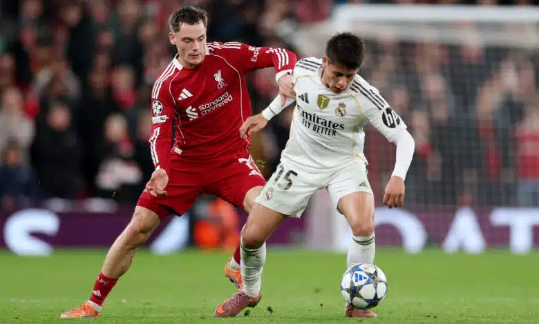 Liverpool y Manchester United buscan conseguir la estrella del Real Madrid en 2026 1 Wirtz battles with Guler.